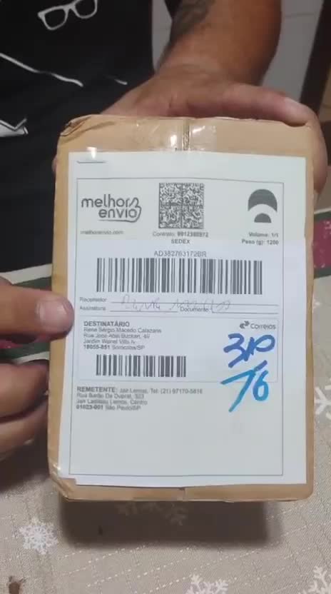 Cliente ONIK recebendo o relógio — 09